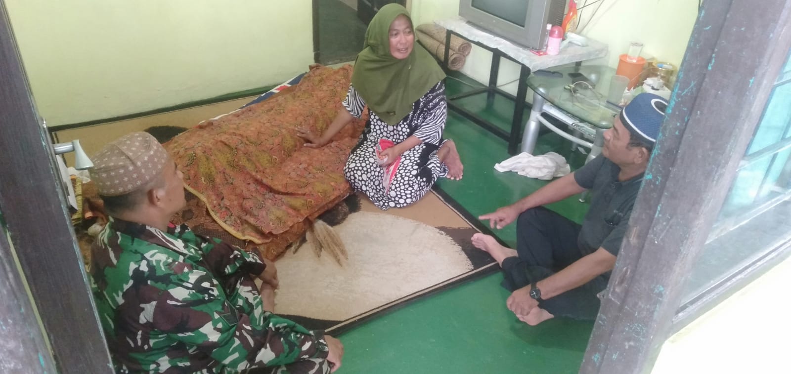 Babinsa Koramil 418-08/Sako Melayat Kerumah Warga Binaan Dan Turut Berbela Sungkawa 2