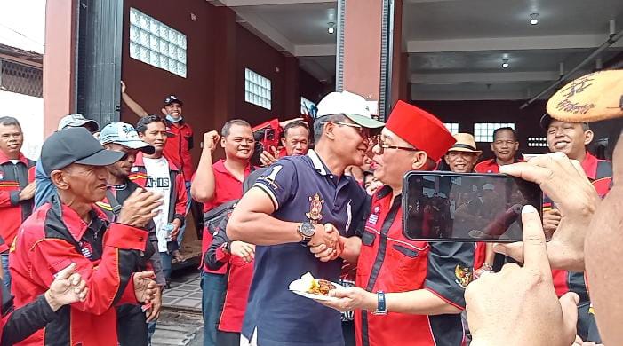 Peringati May Day, FSB Nikeuba Kota Palembang Bagikan Paket Sembako Kepada Buruh 1
