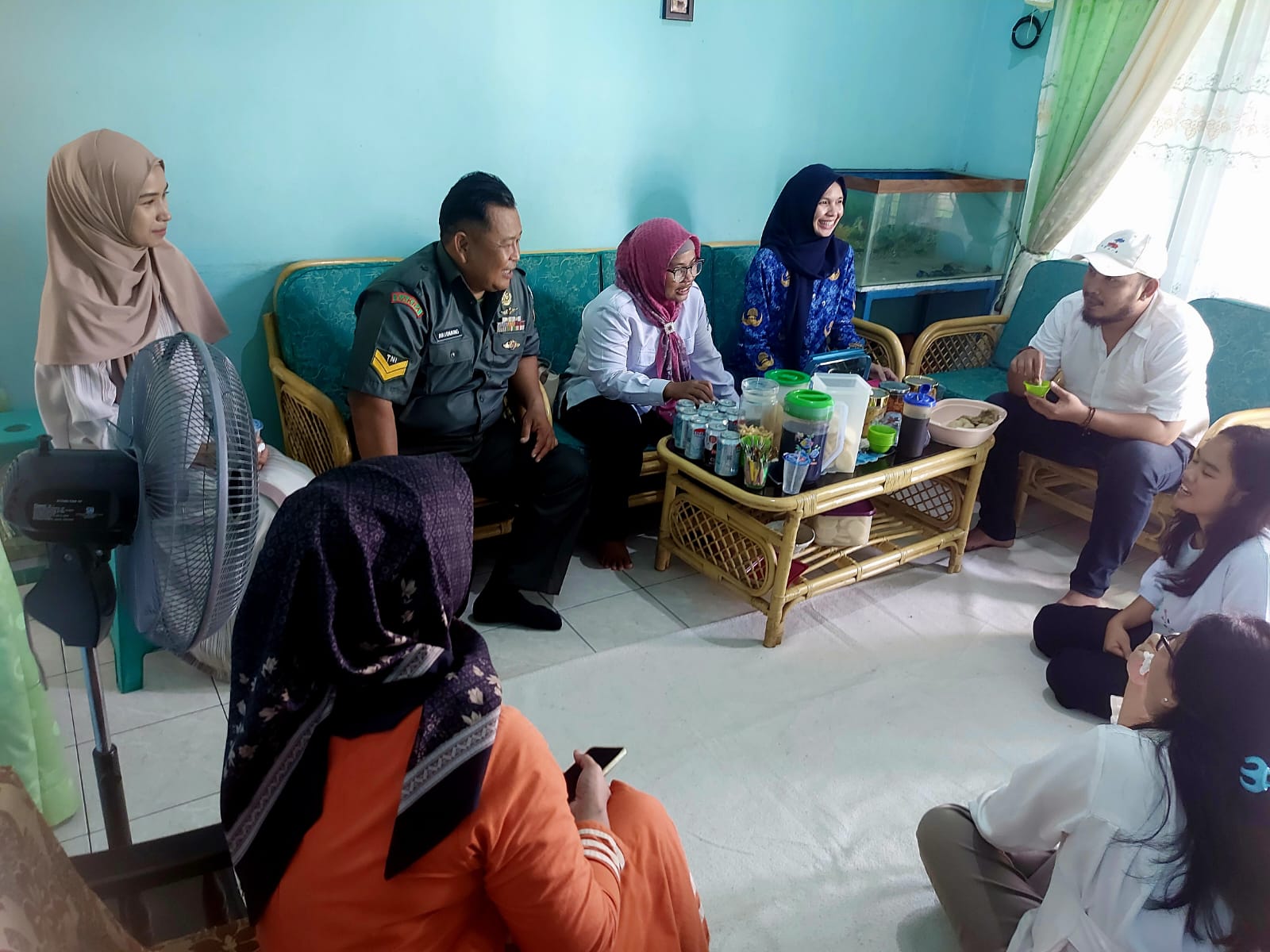 Dalam Meningkatkan Silaturahmi Babinsa Koramil 418-08/Sako Komsos Bersama Warga 1