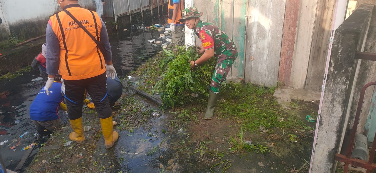 Cegah Bencana Banjir Babinsa 11 Ilir Lakukan Pembersihan Aliran Sungai Bersama Masyarakat 1