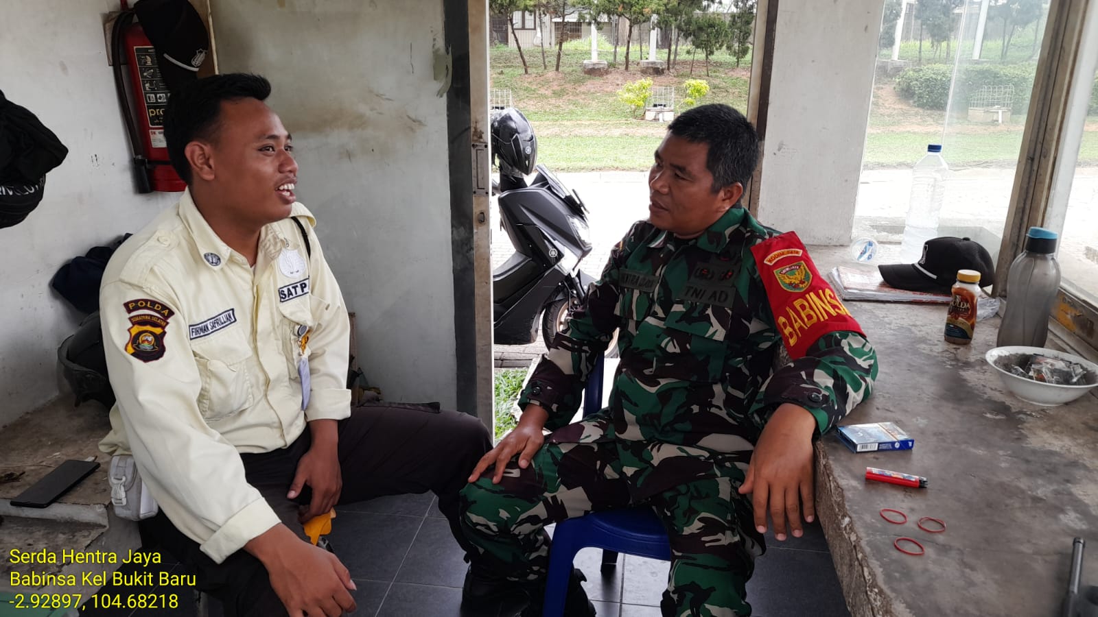 Babinsa Bukit Baru Komsos Bersama Security Guna Terciptanya Kamtibmas Diwilayah Binaan 1