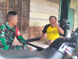 Babinsa Koramil 418-02/Pakjo Komsos Bersama Warga Himbau Tidak Membuang Sampah Sembarangan