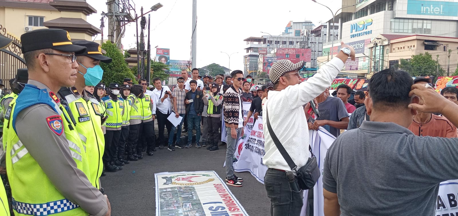 Massa SIRA Desak Polda Sumsel Terkait Areal Tambang Pasir Ilegal di Desa Pedang Musi Rawas 1