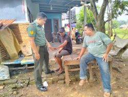 Babinsa Koramil 418-07/Skr Komsos Bersama Warga Ajak Jaga Keamanan Lingkungan