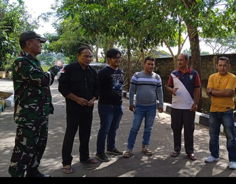 Jaga Kamtibmas Babinsa Lebung Gajah Komsos Bersama Ketua RT Dan warga 1