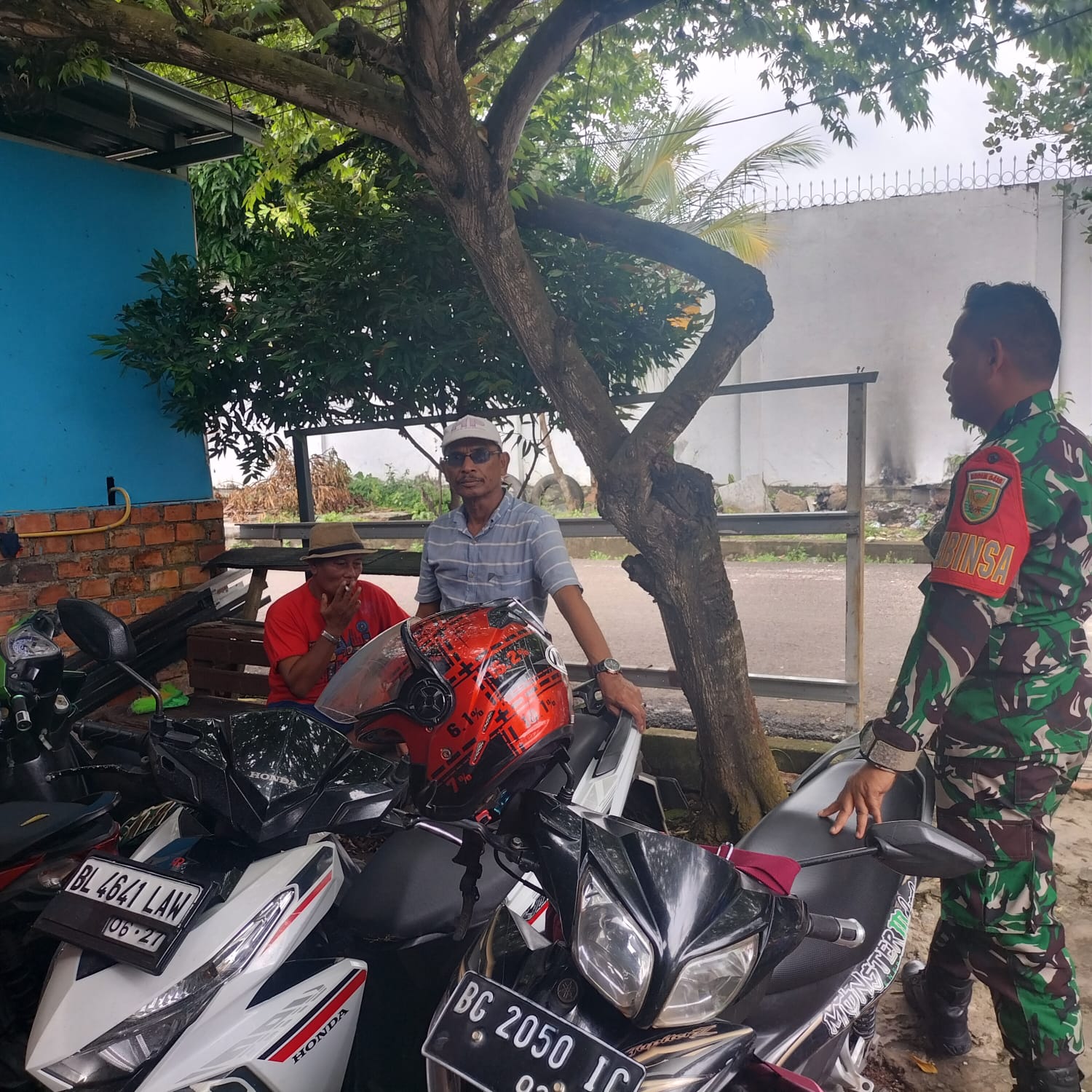 Wujud Keakraban Babinsa Komsos Bersama Juru Parkir 1