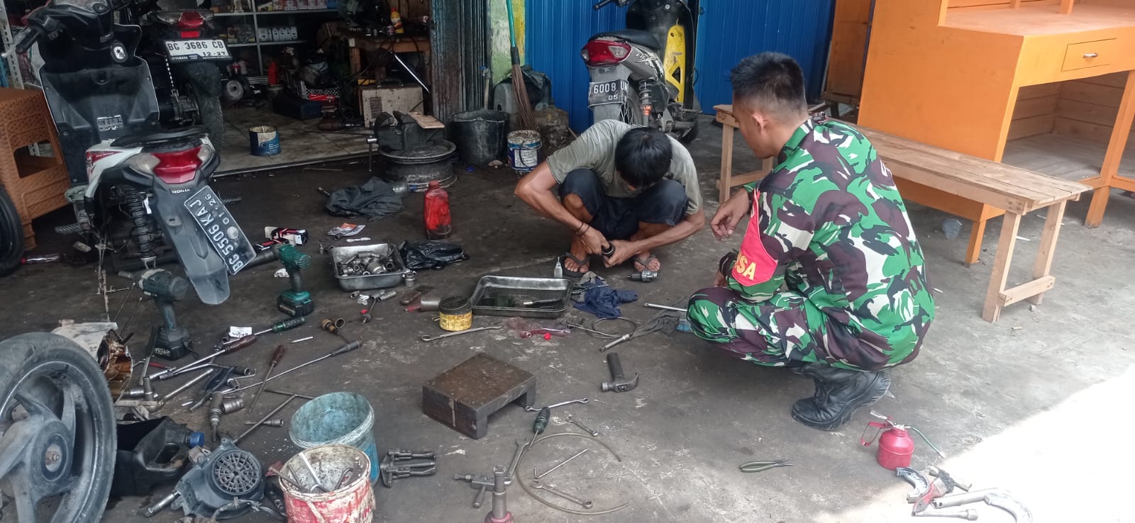 Komsos Bersama Pemilik Bengkel Sepeda Motor Babinsa Berikan Motivasi Dan Himbauan 1