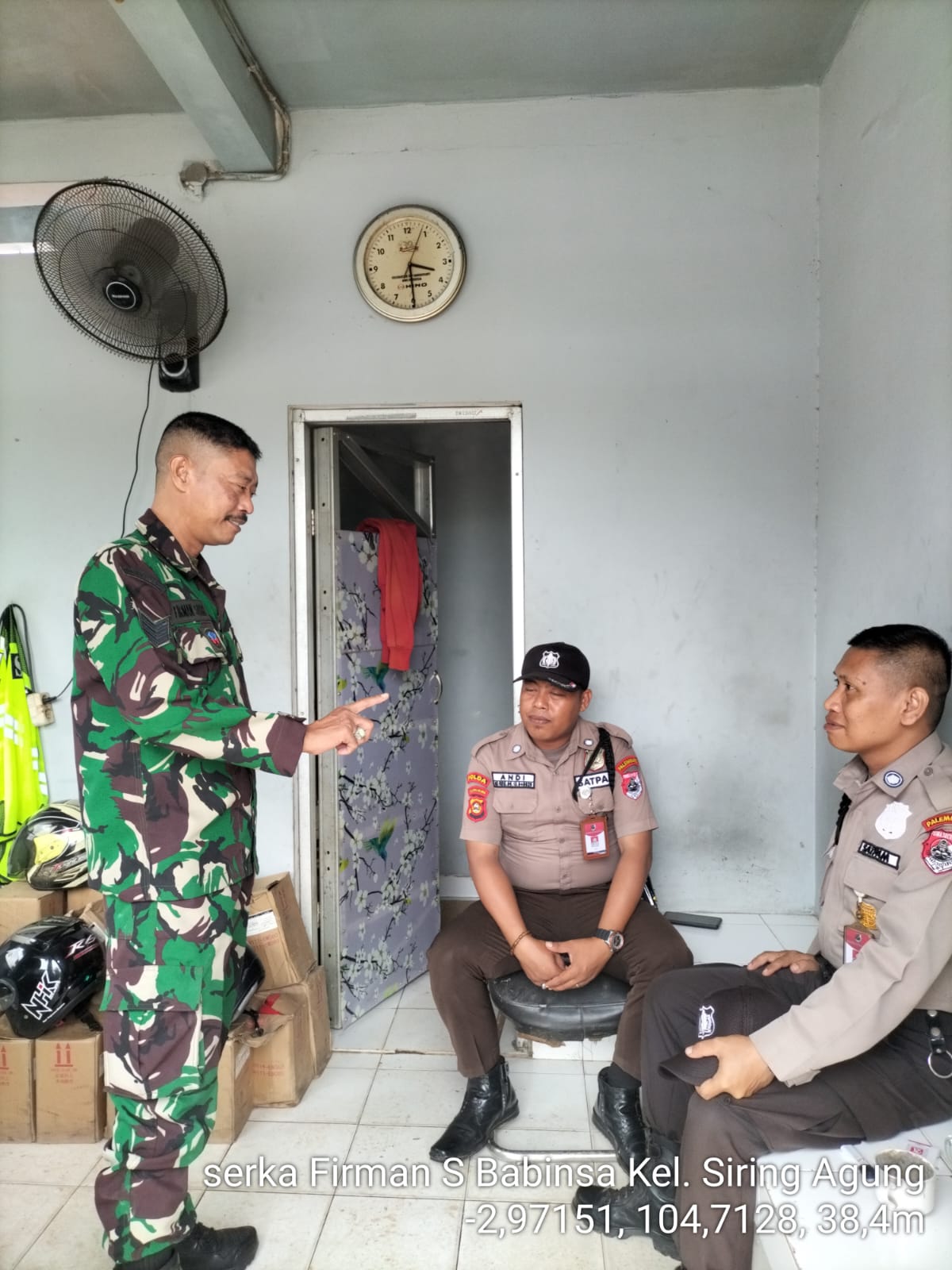 Babinsa Koramil 418-02/Pakjo Komsos Bersama Security Hino Berpesan Agar Selalu Ramah Pada Pengunjung 1