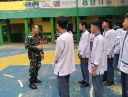 Komsos Bersama Murid-murid Muhammadiyah 2 Babinsa Koramil 418-02/Pakjo Berikan Motivasi Dan Semangat Belajar