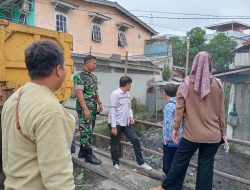 Bentuk Kepedulian TNI,Babinsa 418-02/Lemabang Gotong Royong Bersama Staf Kelurahan Dan Warga