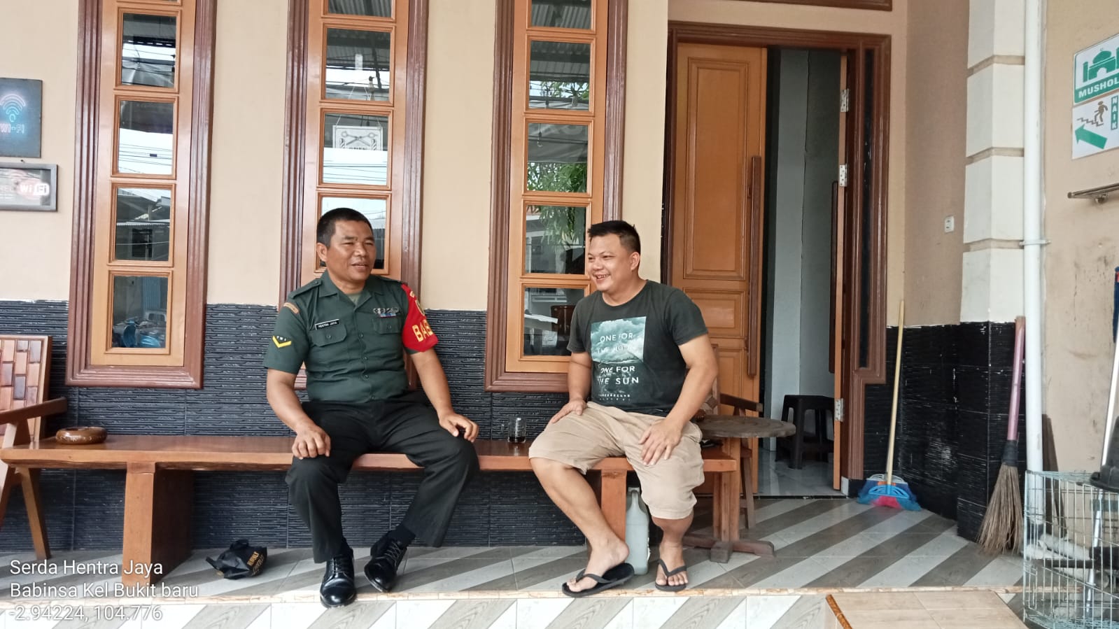 Babinsa Kel Bukit Baru Koramil 418-02/Pakjo Ajak Warga Bersama - sama Untuk Menjaga Kamtibmas 1