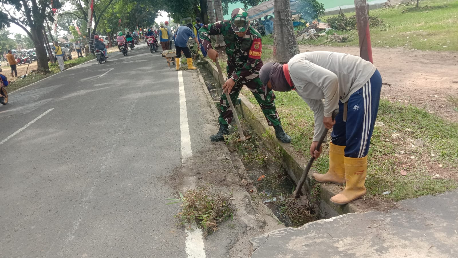 Bakti TNI Babinsa Koramil 418-05/Lemabang Melaksanakan Pembersihan Saluran Air 1