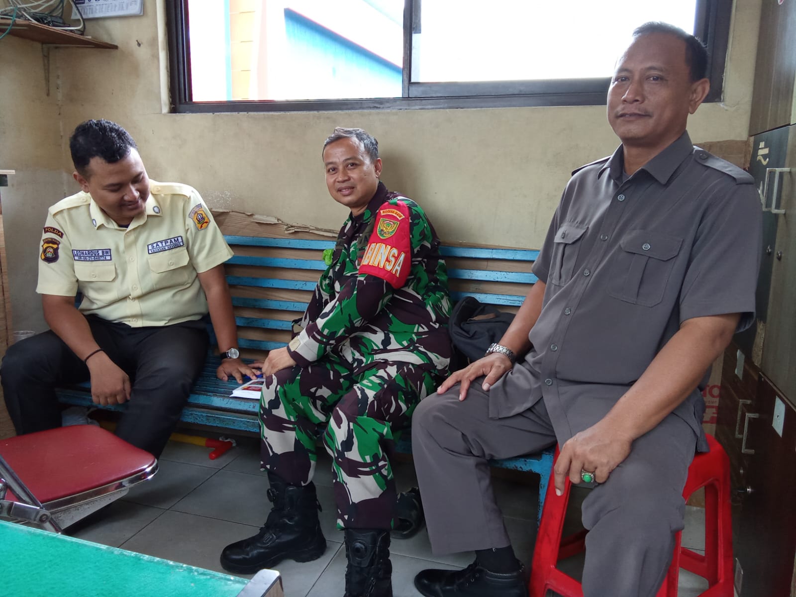 Babinsa Kel Kalidoni Komsos Bersama Security SMP N 29 Plg Himbau Agar Tingkatkan Keamanan Lingkungan 1