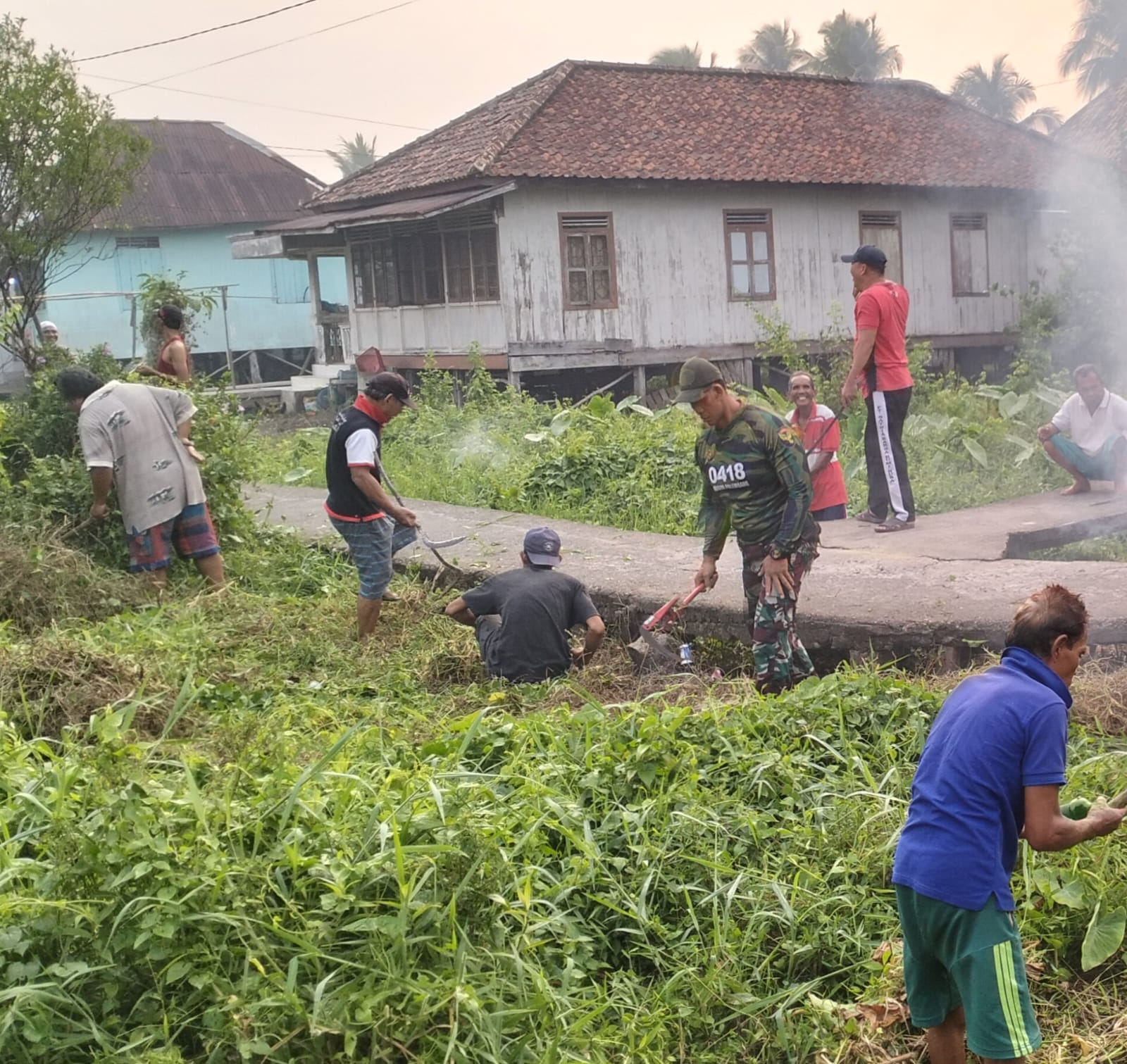 Babinsa Koramil 418-05/Lemabang Bersama Warga Gotong Royong Mandiri Bersihkan Jalan Dan Parit 1