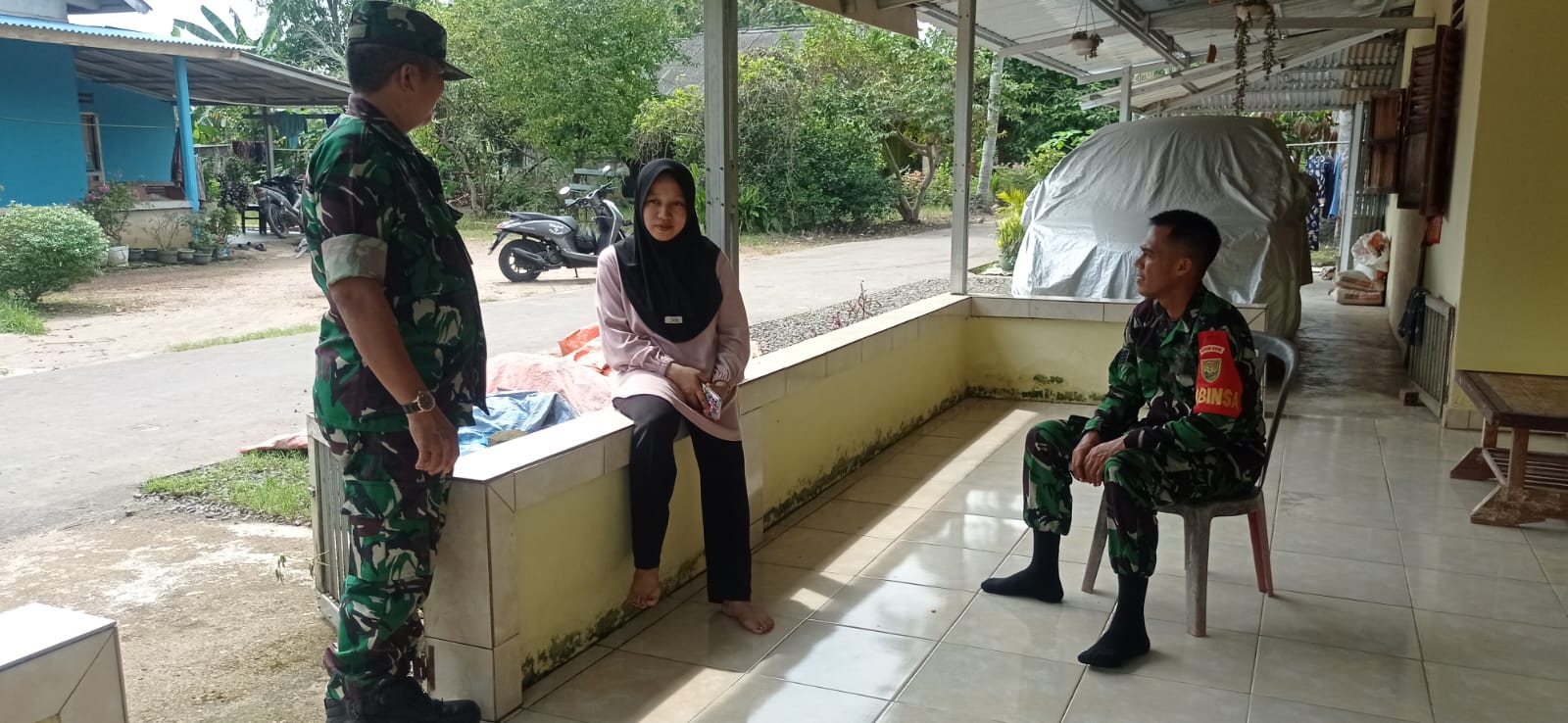 Babinsa Kel Sukamulya Komsos Bersama Ibu-Ibu Himbau Untuk Memantau Anak-anaknya Yang Sedang Bermain 1
