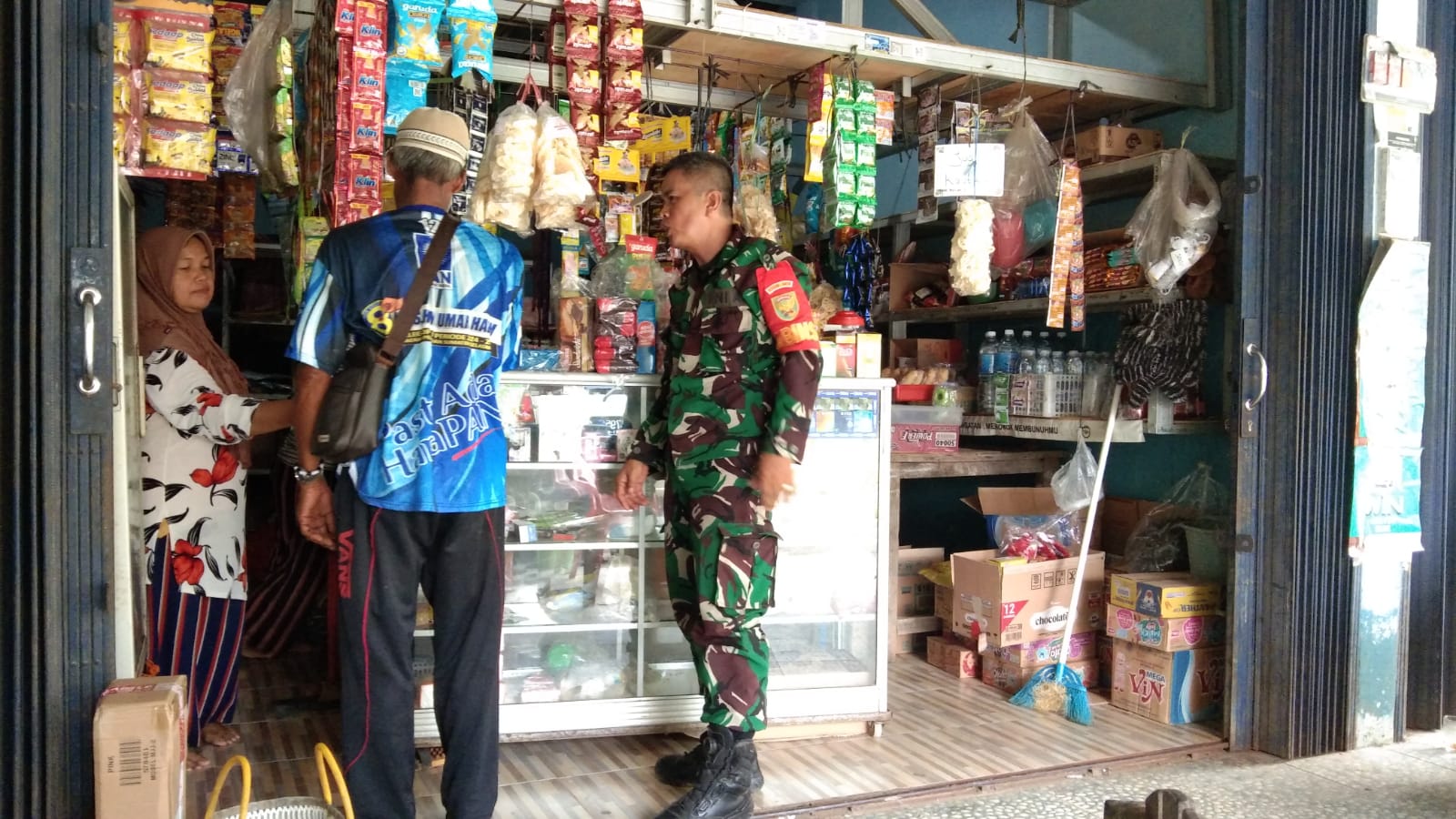 Babinsa Koramil 418-08/Sako Komsos Bersama Pedagang Sembako Himbau Jaga Kebersihan Lingkungan 1