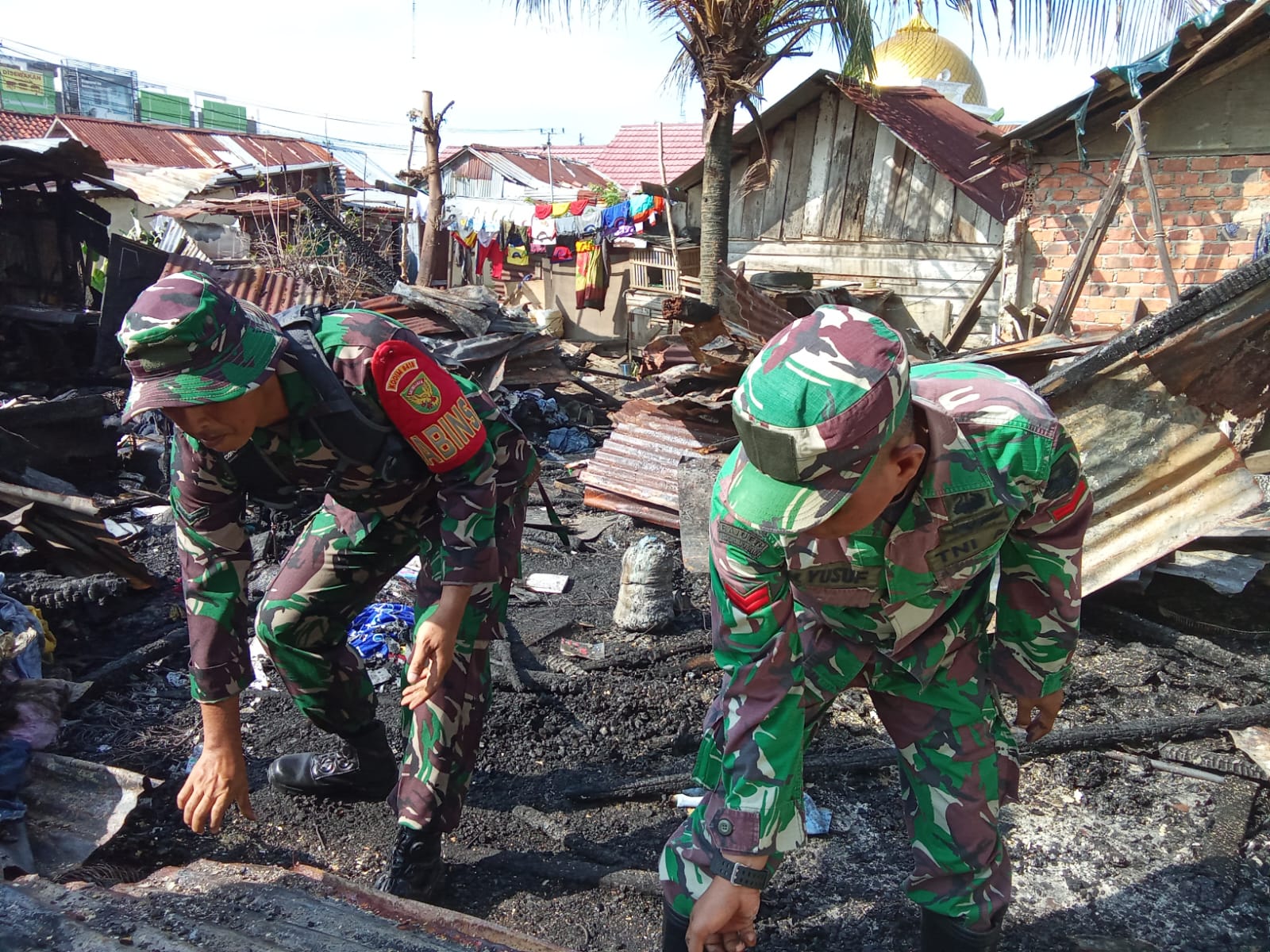 Kasdim 0418/Palembang Pimpin Gotong Royong Pembersihan Puing -Puing Pasca Kebakaran 1