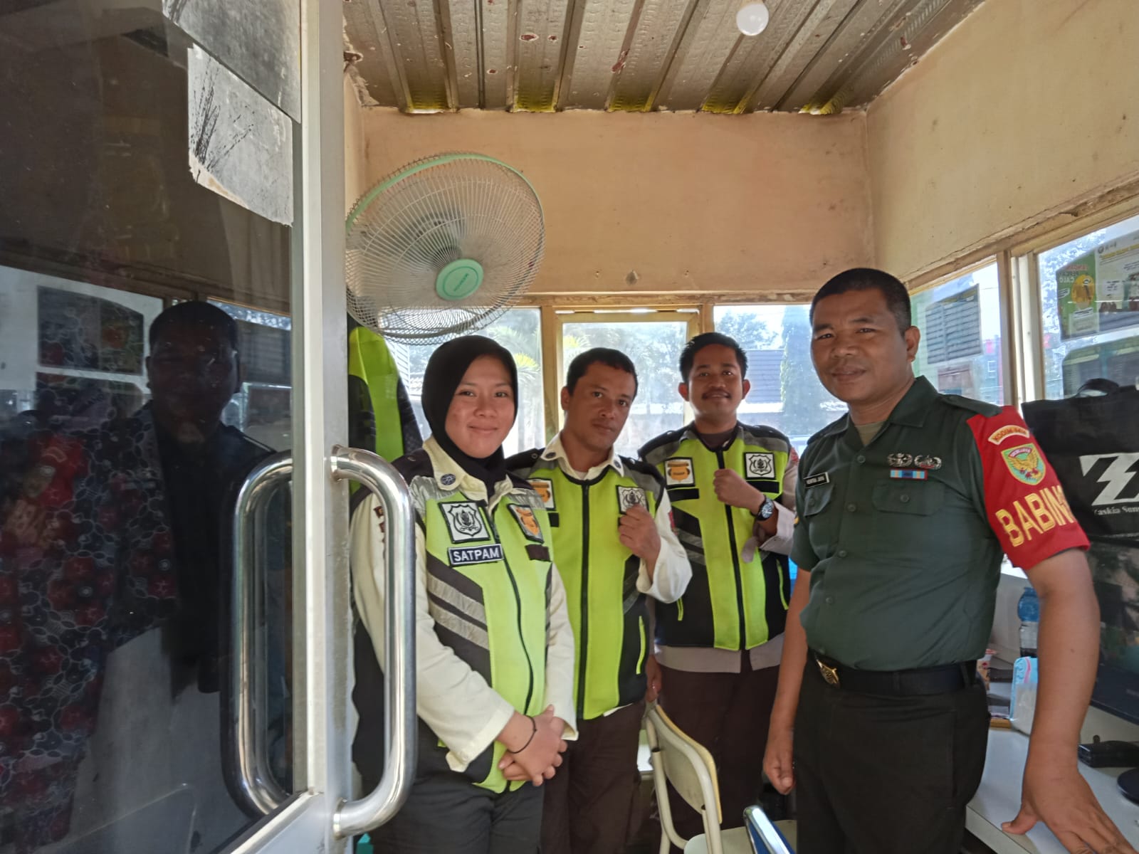 Babinsa Bukit Baru Komsos Bersama Security Himbau Agar Waspada Saat Bertugas 1
