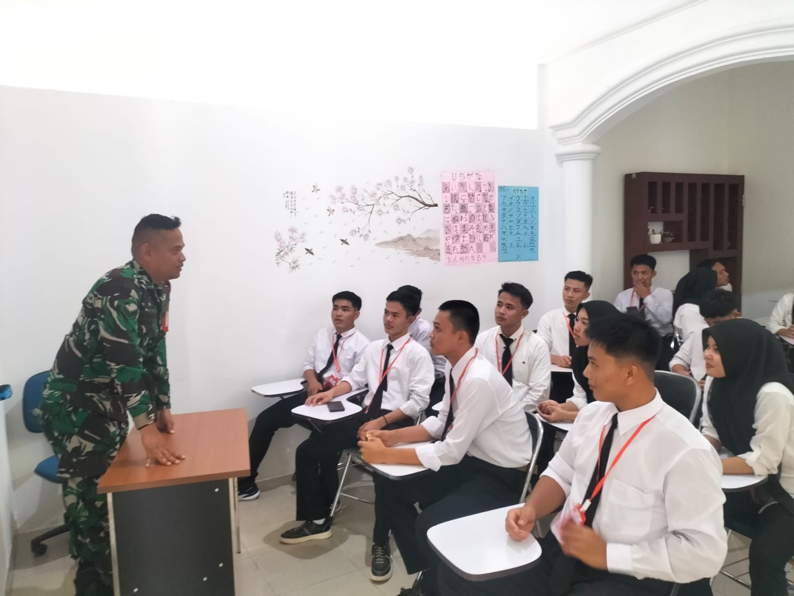 Sertu Priyanto Berikan Motivasi Dan Semangat Kepada Siswa Dalam Belajar Bahasa Jepang 1