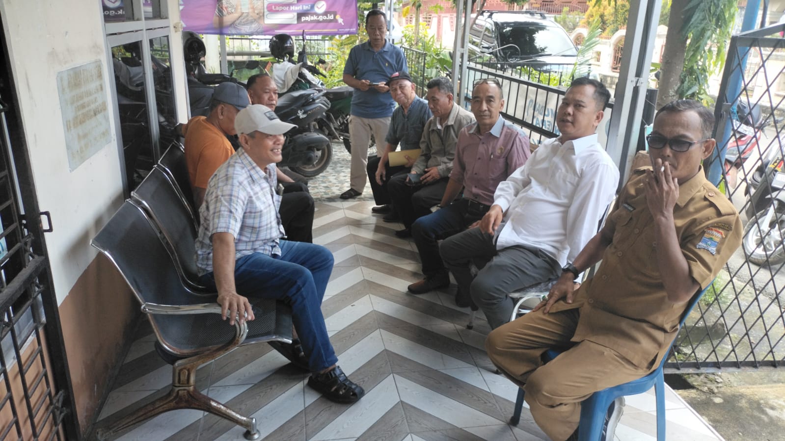 Wujud Kepedulian Lingkungan Babinsa Koramil 418-Lemabang Bersama Lurah Bahas Kegiatan Gotong Royong Bersihkan Aliran Air 1