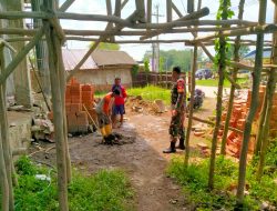 Babinsa Kel Talang Betutu Komsos Bersama Warga Dan Pekerja Bangunan Himbau Jaga Keamanan Barang Bangun