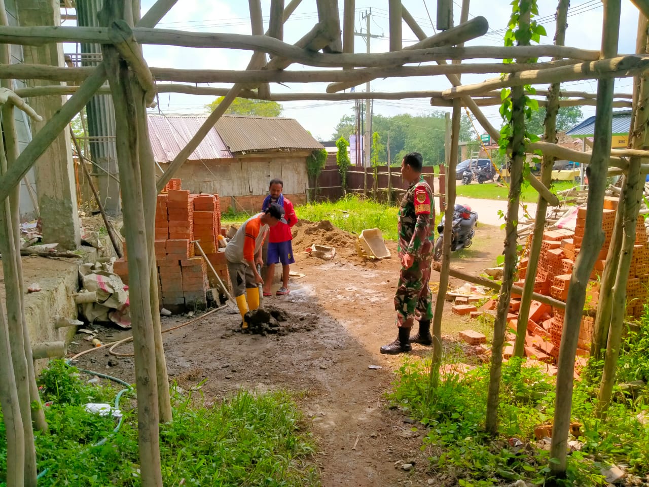 Babinsa Kel Talang Betutu Komsos Bersama Warga Dan Pekerja Bangunan Himbau Jaga Keamanan Barang Bangun 1
