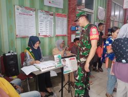 Babinsa Sukabangun Monitoring Pelaksanaan Imunisasi Di Puskesmas Sosial