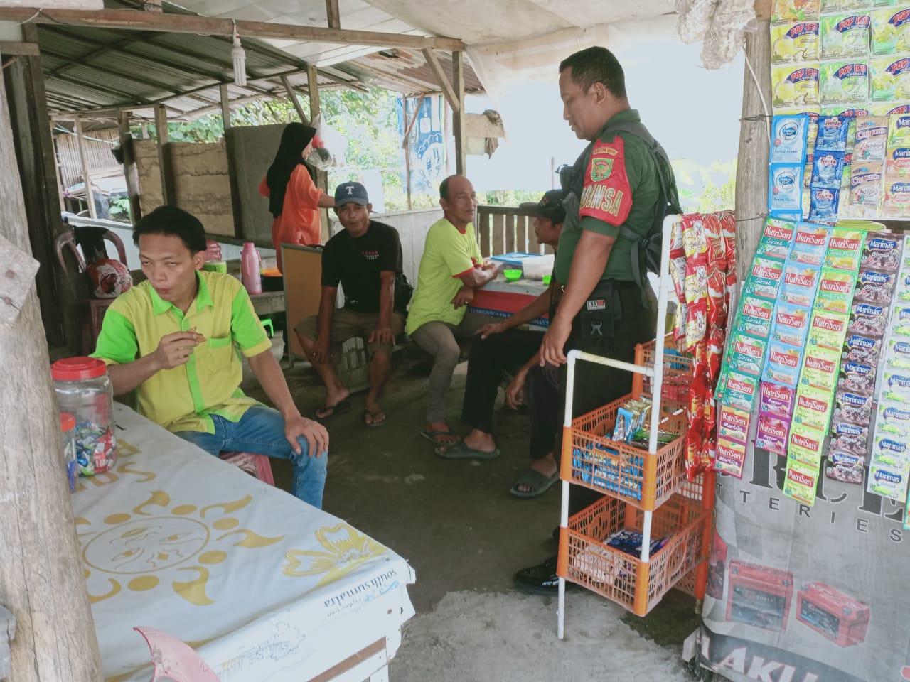 Media Warung Kopi Babinsa Kel Karya Baru Ajak Warga Menjaga Kamtibmas Bersama -Sama 1