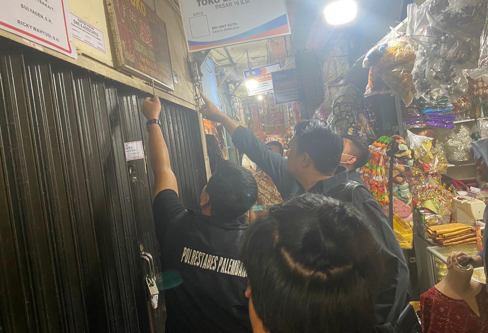 Polrestabes Palembang Olah TKP Penggembokan Kios Pasar 16 Ilir 1