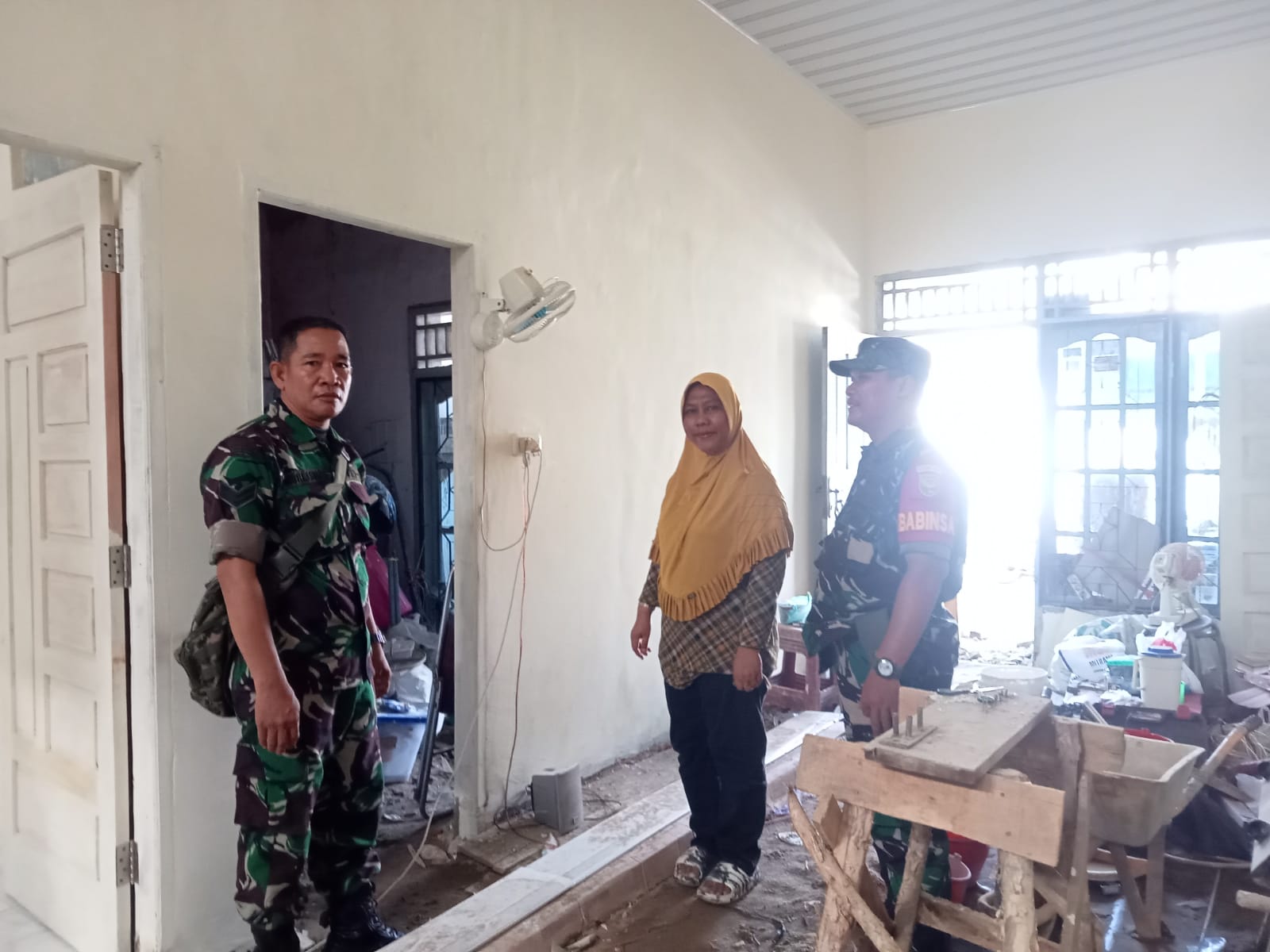 Babinsa Kel Sako Komsos Bersama Warga Himbau Jaga Kebersihan Lingkungan 1