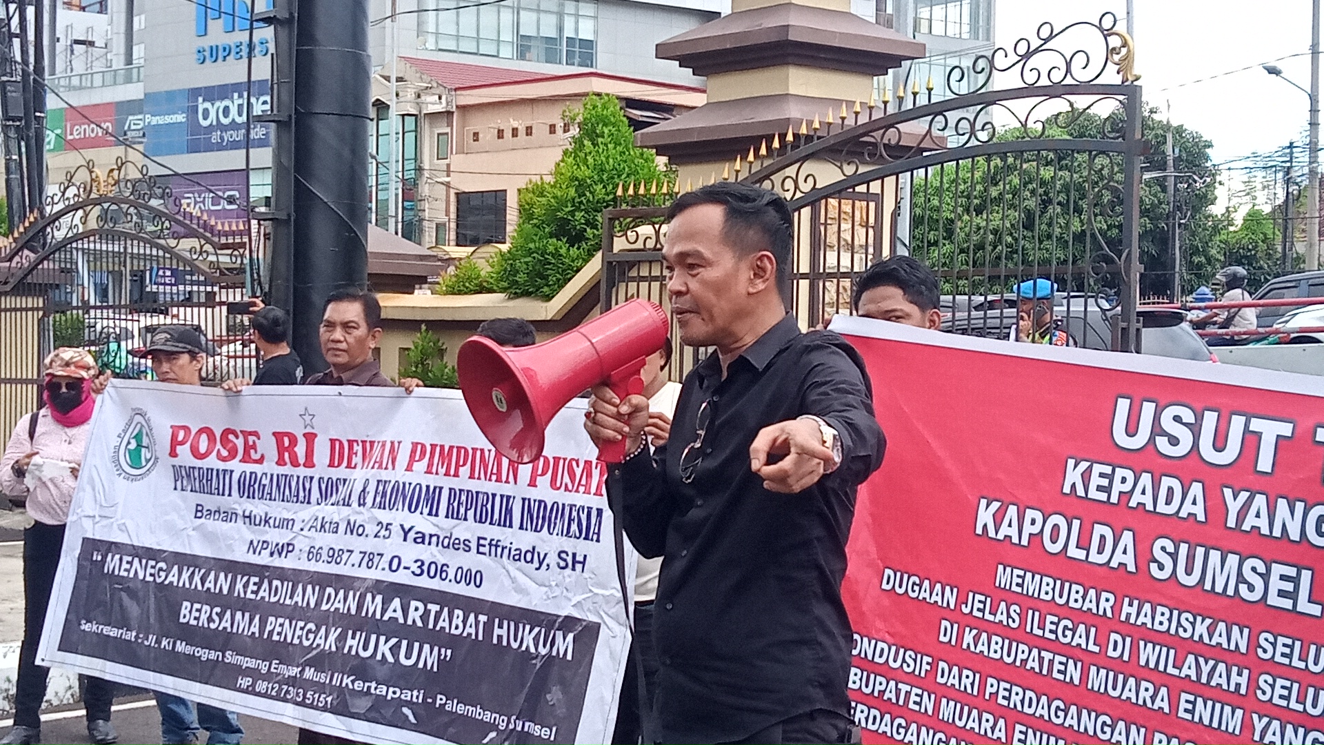POSE RI dan Jo Media Partner POSE RI Lakukan Aksi Damai, Desak Kapolda Menindak Pasar Gelap BBM Ilegal Yang Semakin Menggurita di Kabupaten Muara Enim 1
