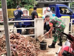 Wujud Kebersamaan Babinsa Bantu Warga Angkat Batu Sisa Bongkaran Warga Binaan