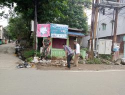 Babinsa Koramil 418-02/Pakjo Komsos Bersama Warga Ajak Menjaga Kebersihan Lingkungan