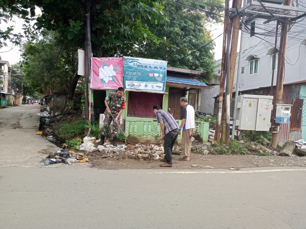 Babinsa Koramil 418-02/Pakjo Komsos Bersama Warga Ajak Menjaga Kebersihan Lingkungan 1