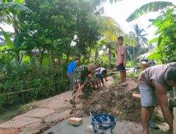 Babinsa Talang Betutu Turut Serta Gotong Royong Bantu Perbaikan Drainase