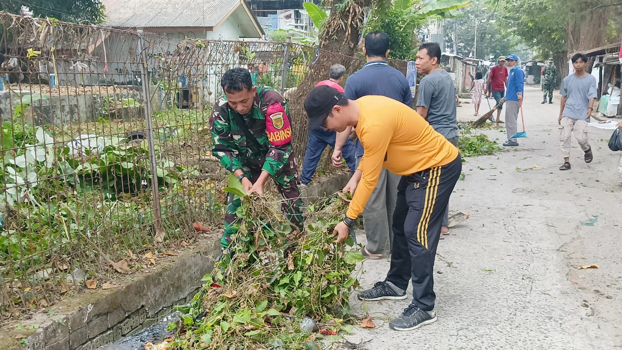 Antisipasi Bencana Banjir Babinsa Kel 23 ilir Gotong Royong Bersama Bersihkan Parit Dari Sampah 1