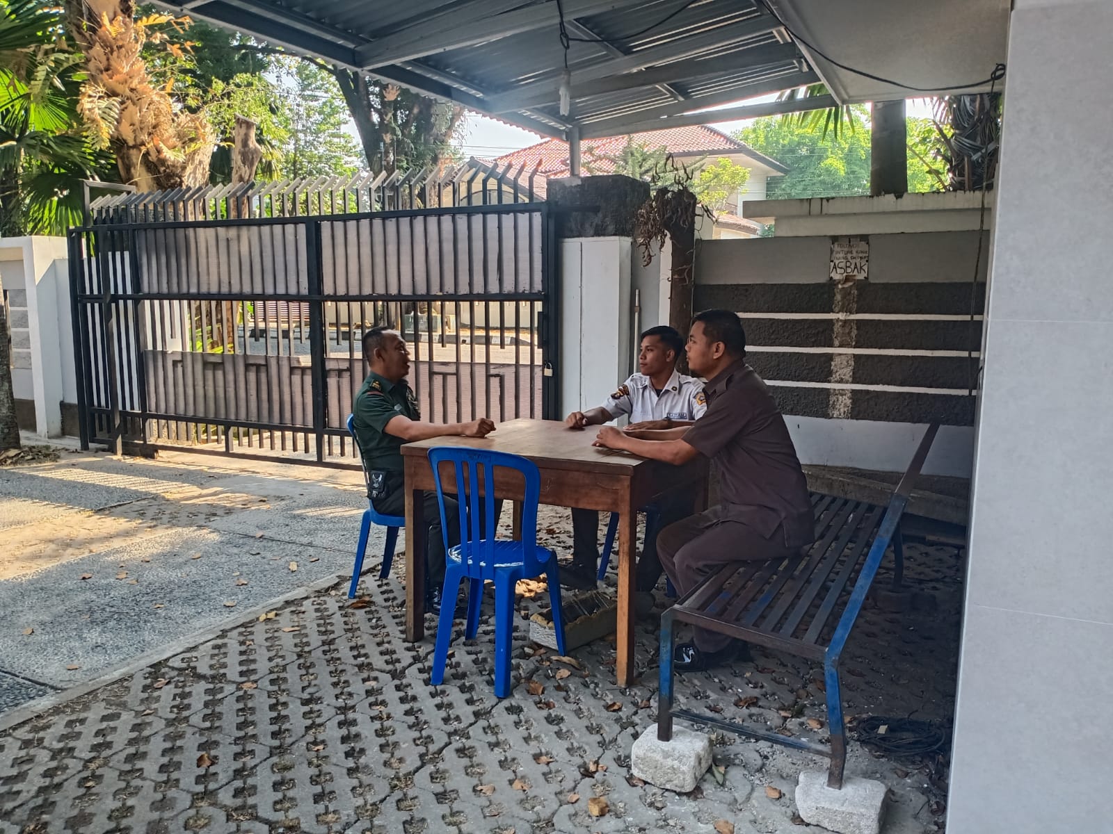 Babinsa Talang Semut Komsos Bersama Security Himbau Agar Lebih Aktif Berpatroli Disekitar Gereja 1