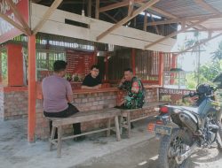 Manfaatkan Warung Makan Babinsa Karya Baru Komsos Bersama Warga Sampaikan Pesan-Pesan Kamtibmas