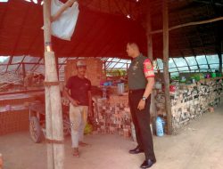 Babinsa Talang Betutu Bersama Pemilik Bangsal Dan Pekerja  Berikan Motivasi Dan Himbauan
