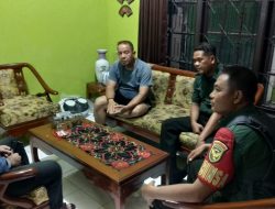 Babinsa Sukarami Komsos Bersama Ketua RW 02 Dan Warga Bahas Gotong Royong Hari Minggu Nanti