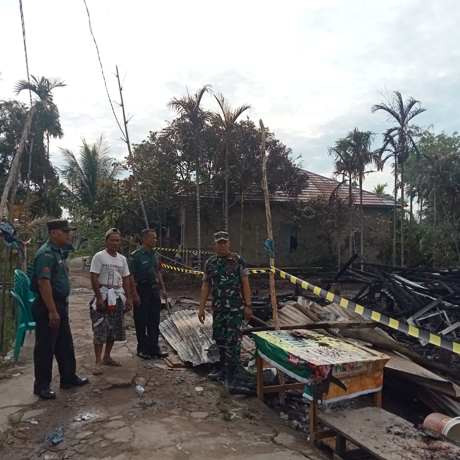 Babinsa Koramil 418-08/Sako Bantu Warga Yang Terkena Musibah Kebakaran 1