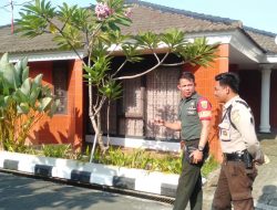 Guna Menjaga Keamanan Wilayah Binaan Babinsa Komsos Bersama Security Rumdis Mandiri