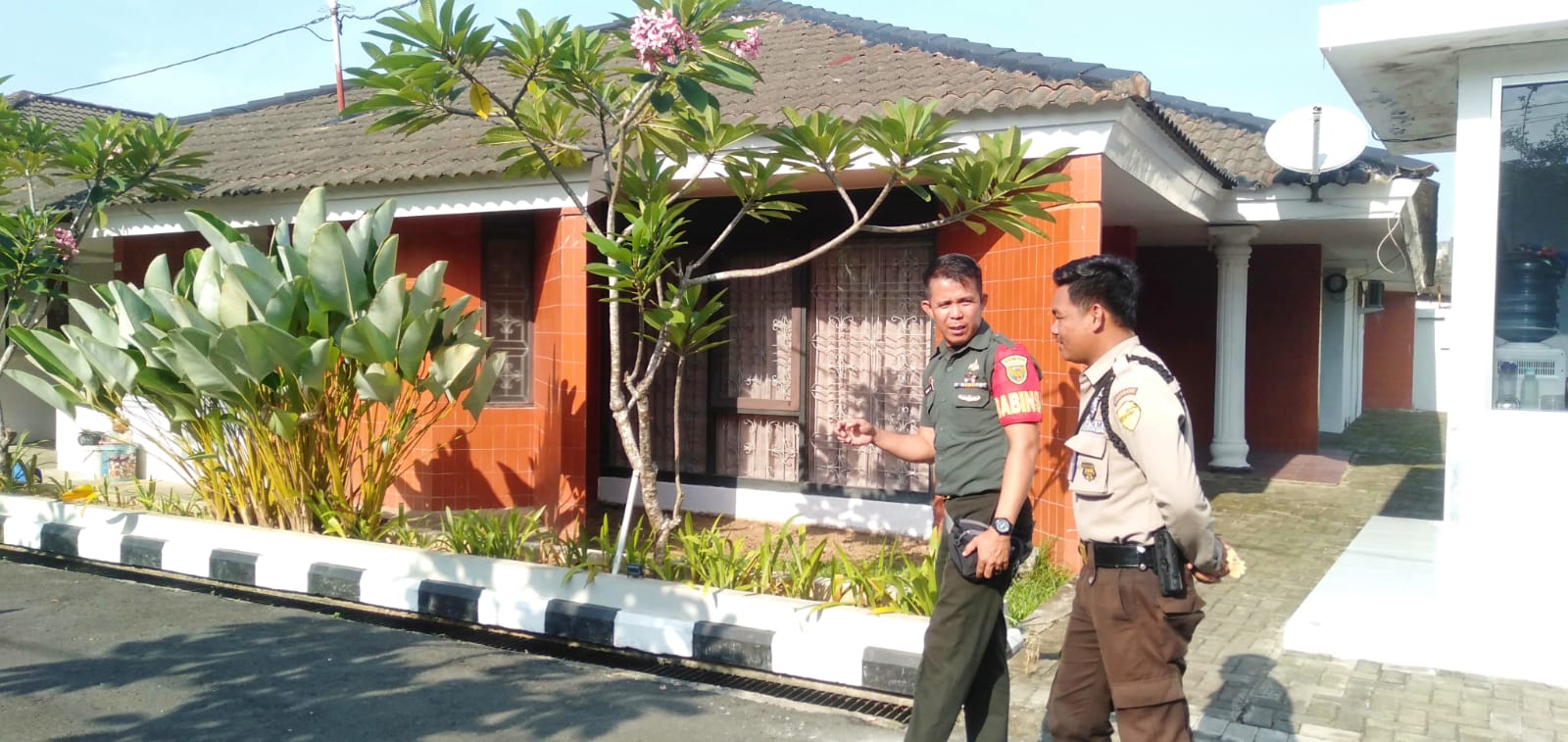 Guna Menjaga Keamanan Wilayah Binaan Babinsa Komsos Bersama Security Rumdis Mandiri 1
