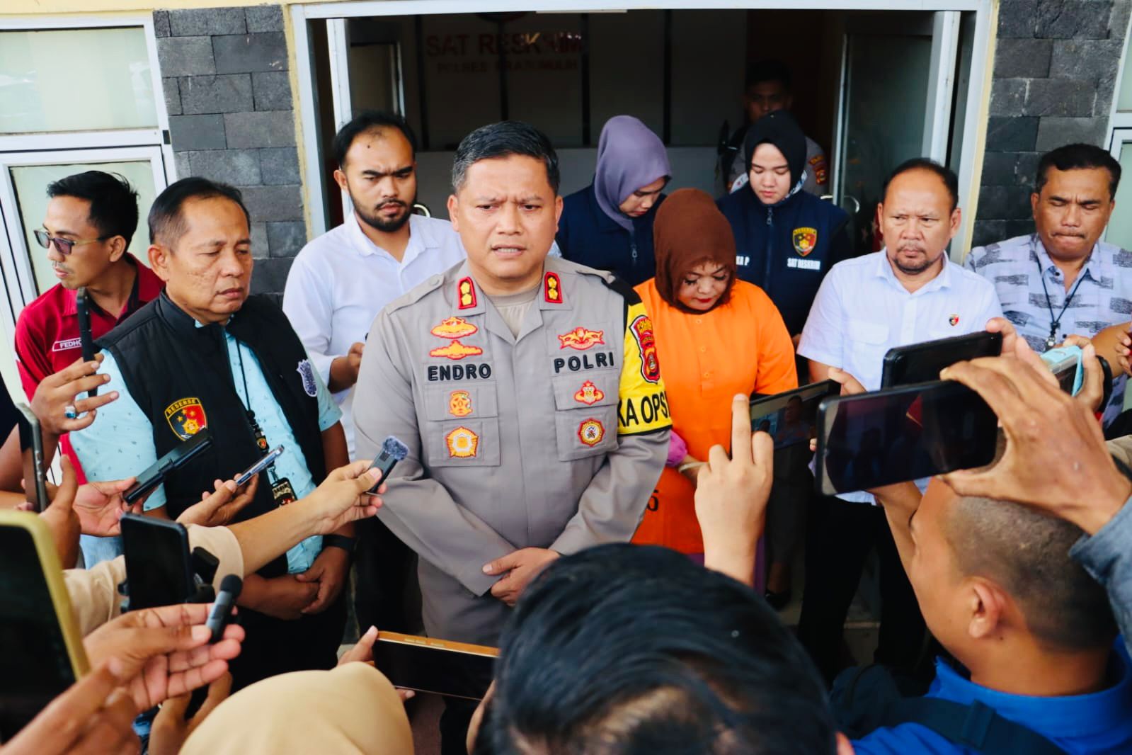 Tertunduk Malu Tersangka Bidan ZN Diserahkan Penyidik Polres Prabumulih Ke JPU 1