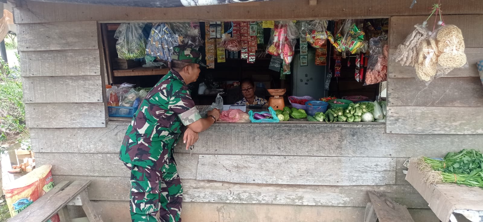 Pantau Harga Bahan Pokok Babinsa Sukamulya Komsos Bersama Pedagang Sayur 1