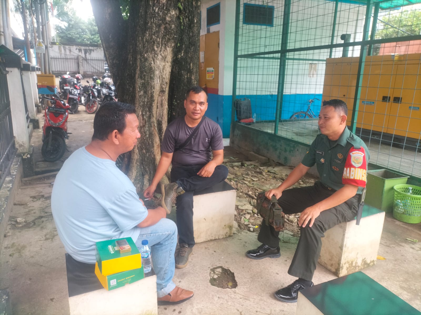 Babinsa Demang Lebar Daun Komsos Bersama Warga Himbau Jaga Kebersihan Lingkungan 1