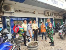 Ciptakan Kamtibmas Diwilayah Binaan Babinsa Kel Sukodadi Komsos Bersama Security dan Tukang Parkir Pegadaian
