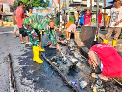 Cegah Bencana Banjir Babinsa Sukajaya Gorong Royong Bersama Warga Bersihkan Saluran Air