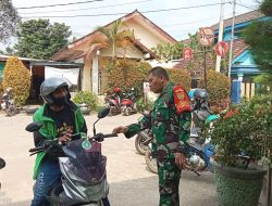 Serda Hentra Jaya Komsos Bersama Driver Ojek Online Himbau Agar Selalu Patuhi Rambu-rambu Lalulintas Saat Bekerja