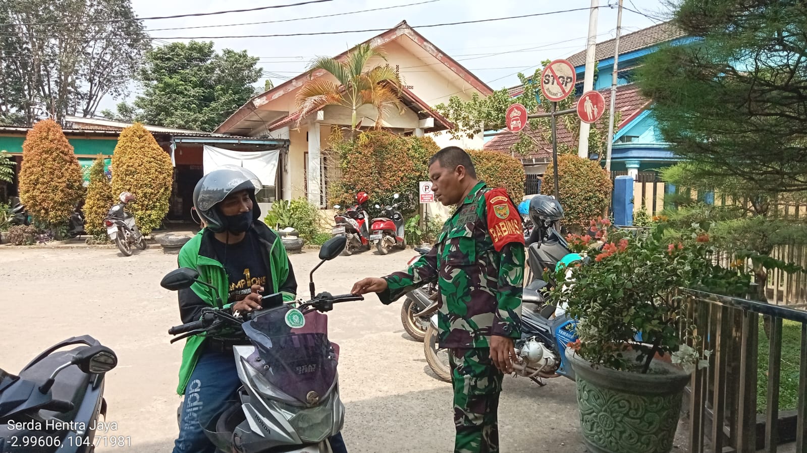 Serda Hentra Jaya Komsos Bersama Driver Ojek Online Himbau Agar Selalu Patuhi Rambu-rambu Lalulintas Saat Bekerja 1